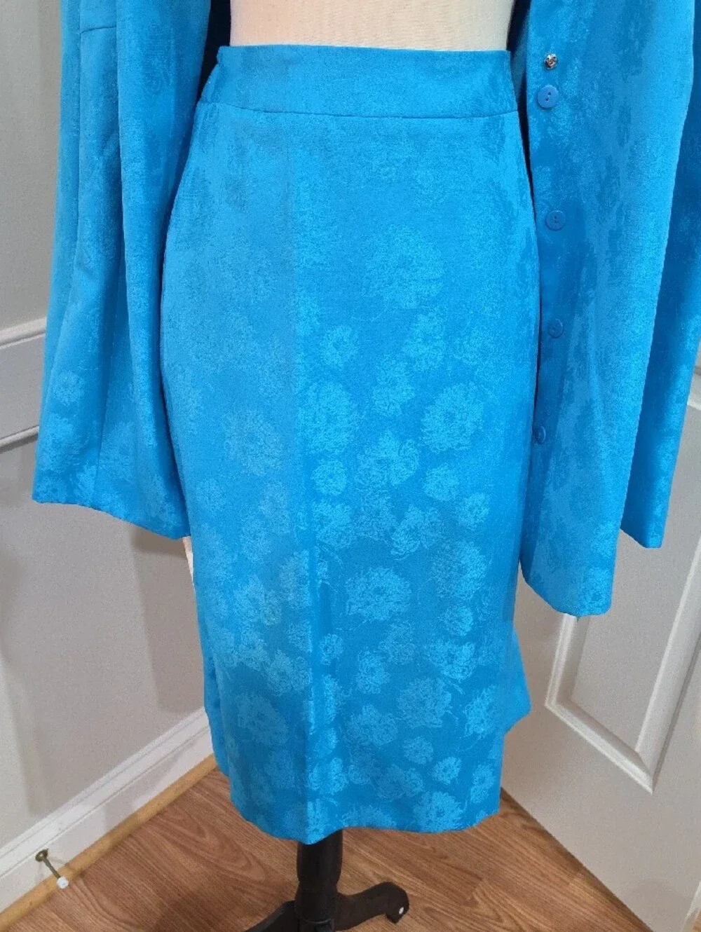 Vintage 2-Piece Skirt Suit Set –  Vibrant Blue Floral Jacquard Weave - Size 24W